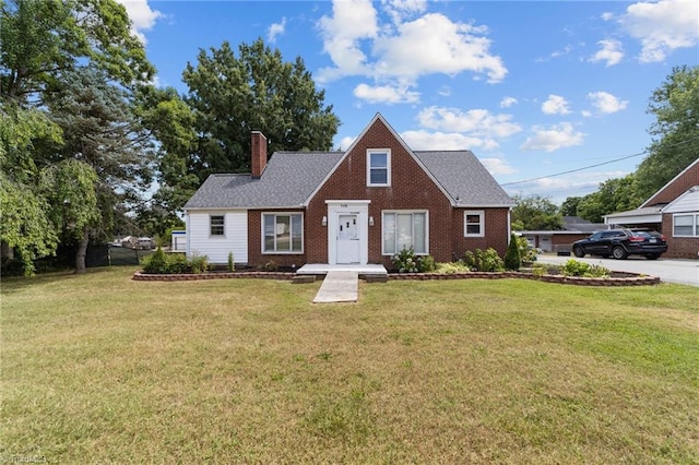 view of front facade with a front yard