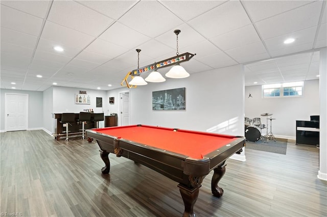 playroom featuring a drop ceiling, hardwood / wood-style flooring, billiards, and indoor bar