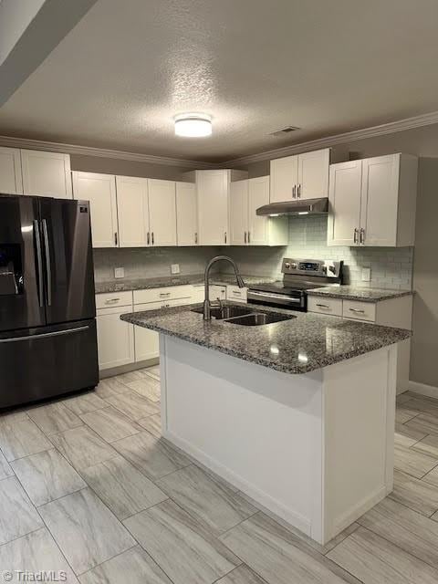 kitchen with crown molding, a sink, freestanding refrigerator, under cabinet range hood, and electric range