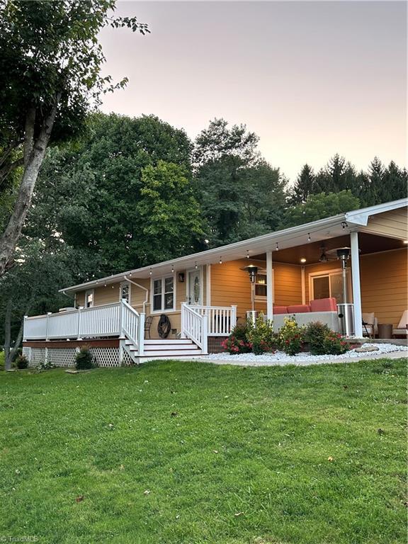 view of front of property featuring a front yard and a porch