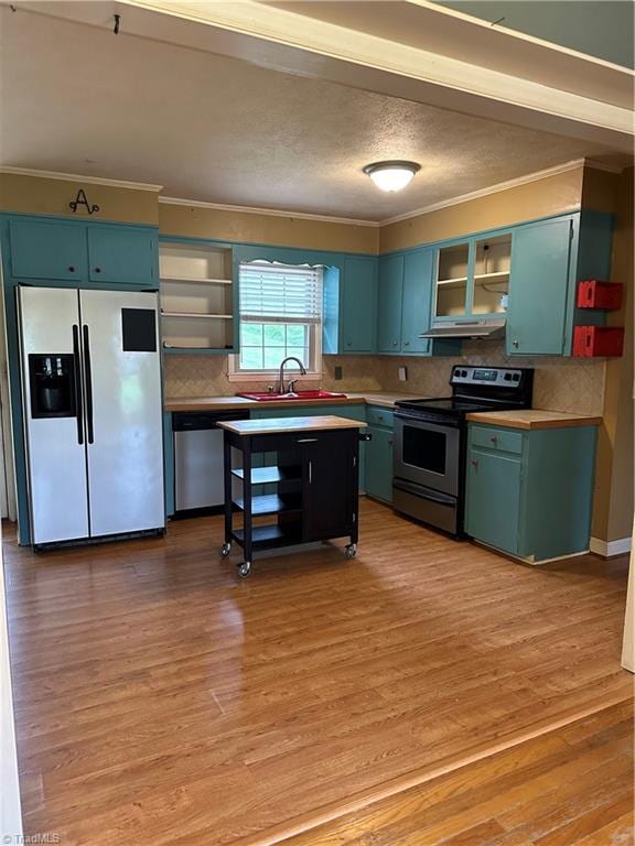 kitchen featuring decorative backsplash, stainless steel appliances, light hardwood / wood-style floors, and a kitchen island