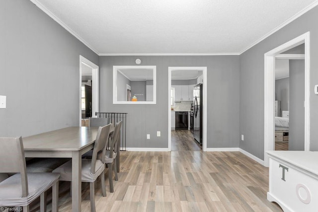 415 Crestview Dr, Thomasville, NC 27360 - dining area featuring light wood-style floors, crown molding, and a textured ceiling