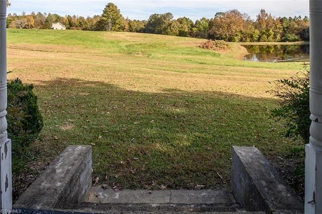 view of yard featuring a water view