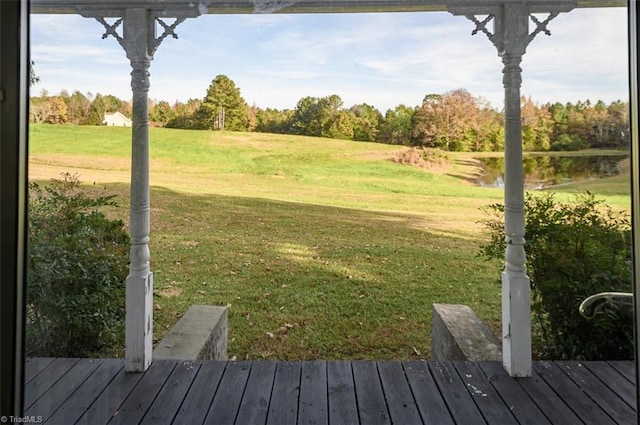 view of yard featuring a water view