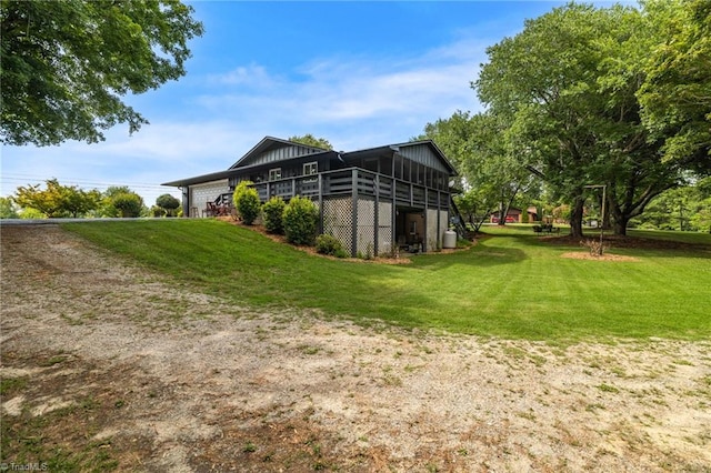 view of yard with an outdoor structure