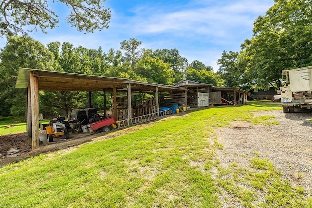 view of yard featuring an outbuilding