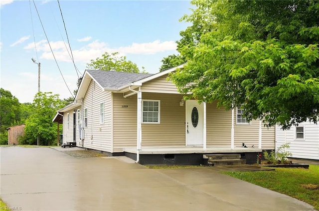 1309 Jackson St, Burlington, NC 27217 - view of front of home featuring a porch, driveway, and crawl space