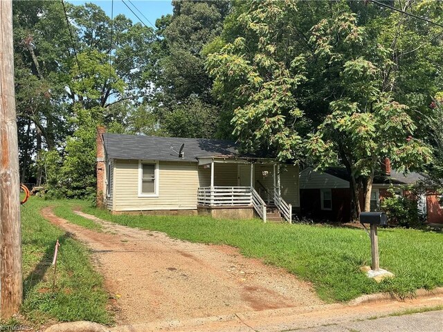 view of front facade featuring a front yard