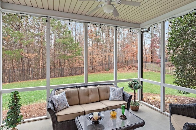 sunroom with ceiling fan