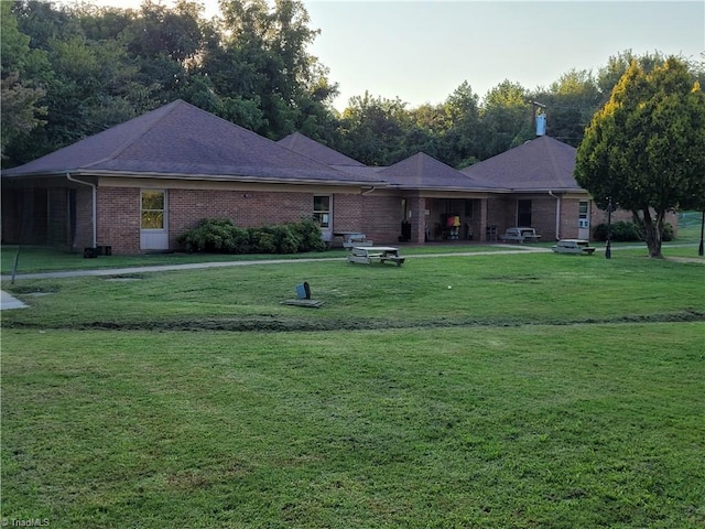 single story home with a front lawn