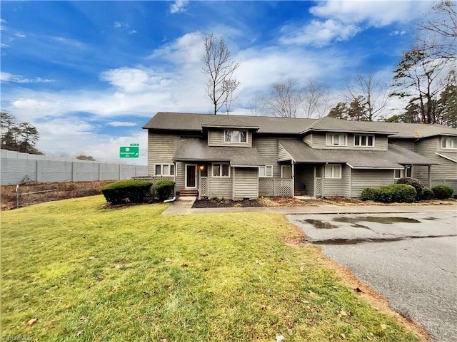 view of front of property featuring fence and a front yard