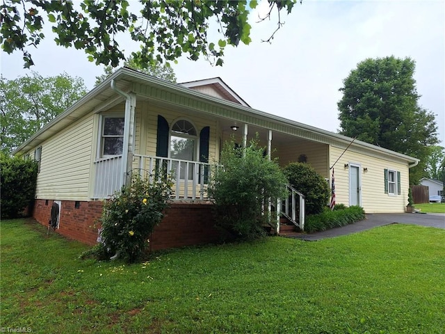 view of front of house featuring a front lawn, a porch, and crawl space