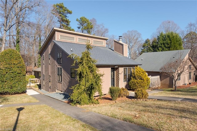 view of front facade featuring a front lawn