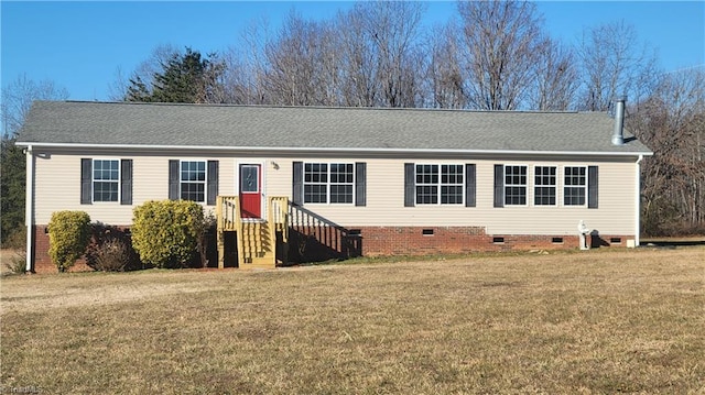 manufactured / mobile home featuring a front lawn