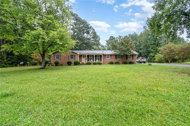 single story home with a front lawn