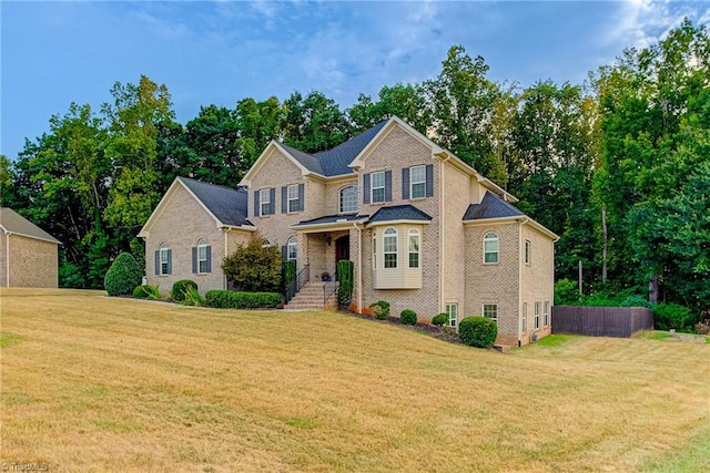 view of front of property featuring a front yard