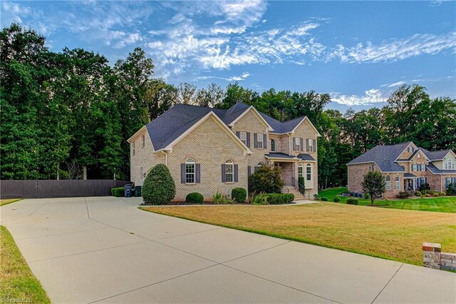 view of front of home featuring a front yard