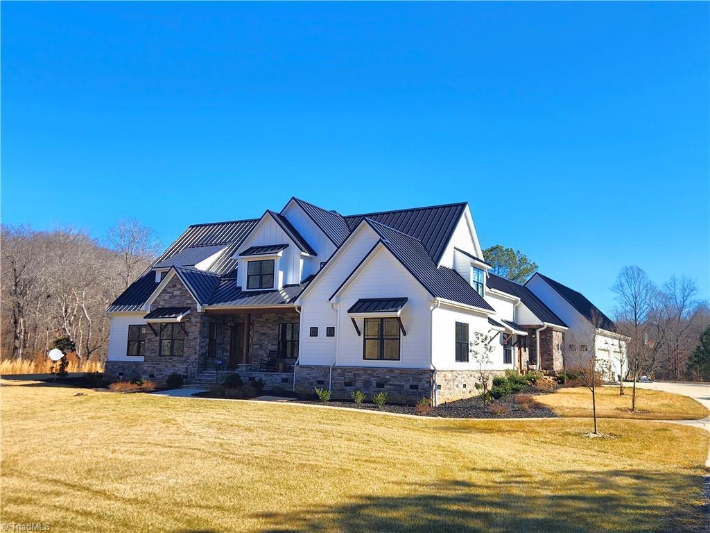 modern farmhouse style home featuring a front lawn