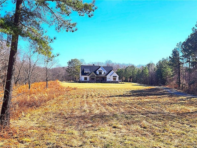 view of front of home featuring a front yard