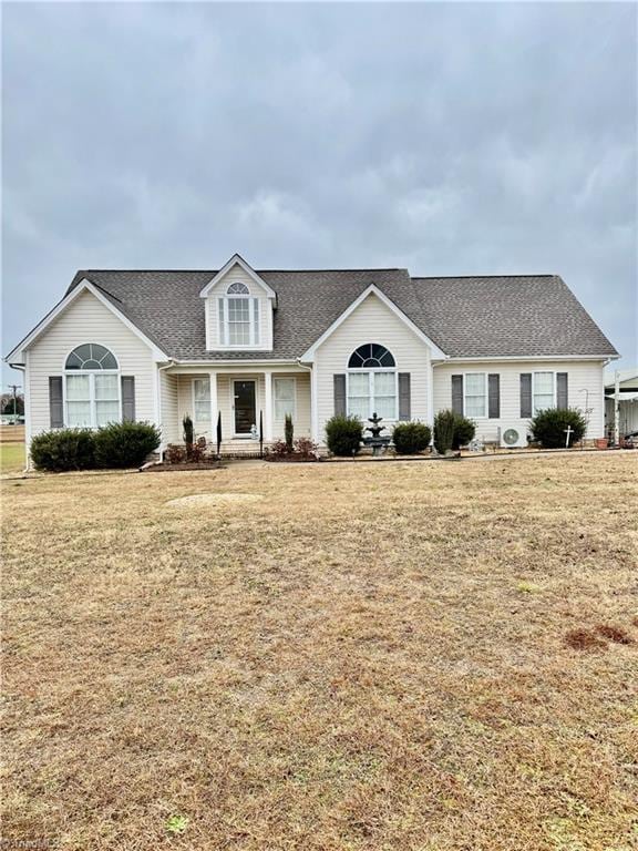 view of front facade with a front yard