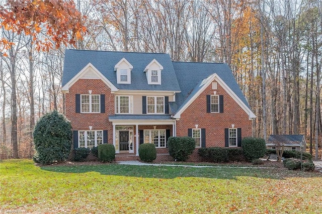 view of front of property featuring a front lawn