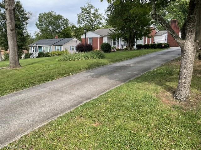 621 N Craige St, Salisbury, NC 28144 - view of front of home with driveway, a front yard, and a residential view