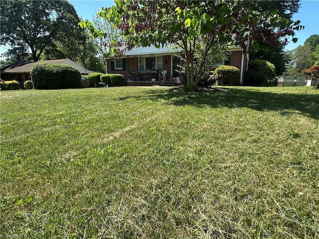 735 Fairfield St, Burlington, NC 27215 - view of grassy yard featuring a porch