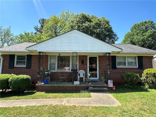735 Fairfield St, Burlington, NC 27215 - bungalow-style home with a porch, brick siding, and a front yard