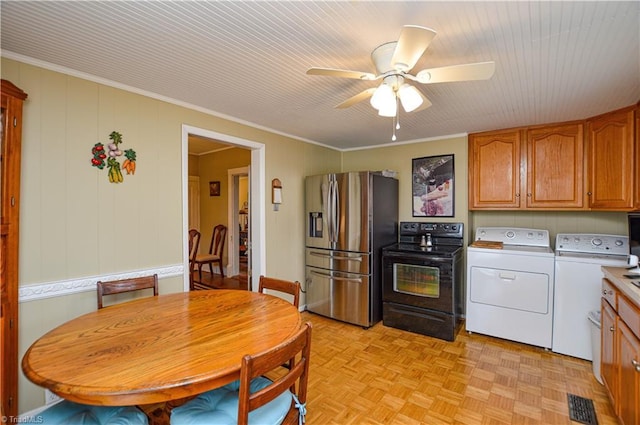 kitchen featuring visible vents, stainless steel fridge with ice dispenser, ceiling fan, black range with electric stovetop, and washer and dryer