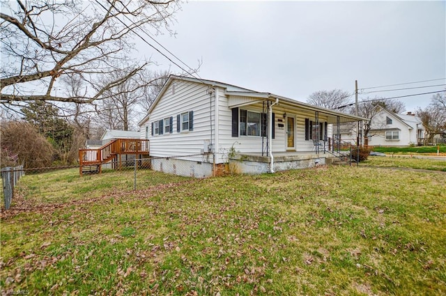 view of front facade featuring crawl space, a porch, a front yard, and fence