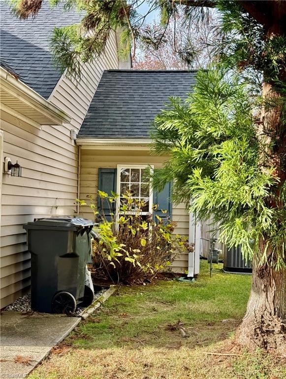 exterior space featuring a lawn