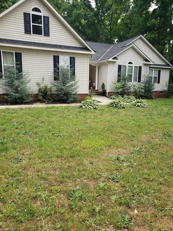 view of front of property featuring a front yard