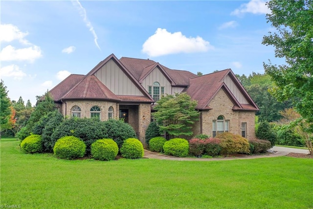 view of front of home featuring a front lawn