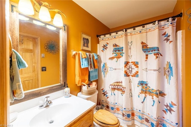 bathroom featuring a shower with shower curtain, vanity, and toilet