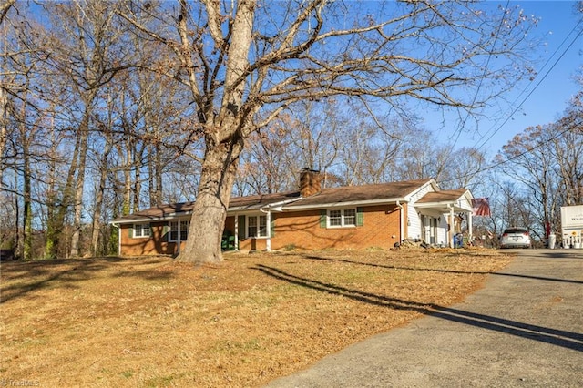 view of front facade featuring a front yard