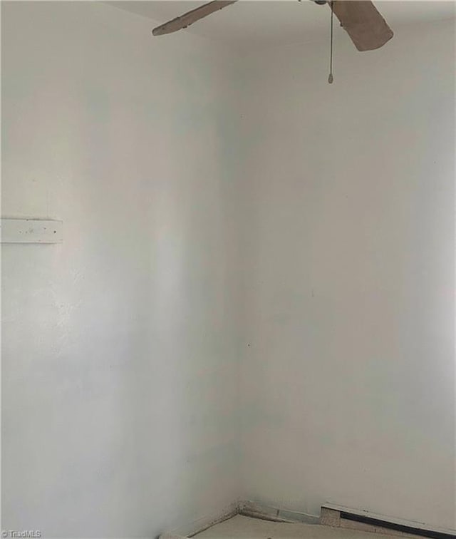 unfurnished room featuring concrete flooring and a ceiling fan