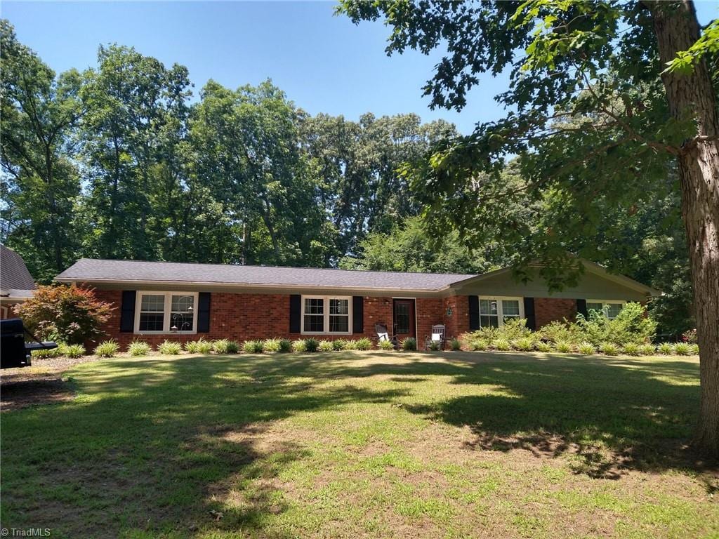 3977 Shannon Dr, Trinity, NC 27370 - ranch-style home featuring brick siding and a front yard