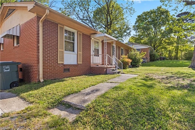 view of front of property featuring a front yard and brick siding