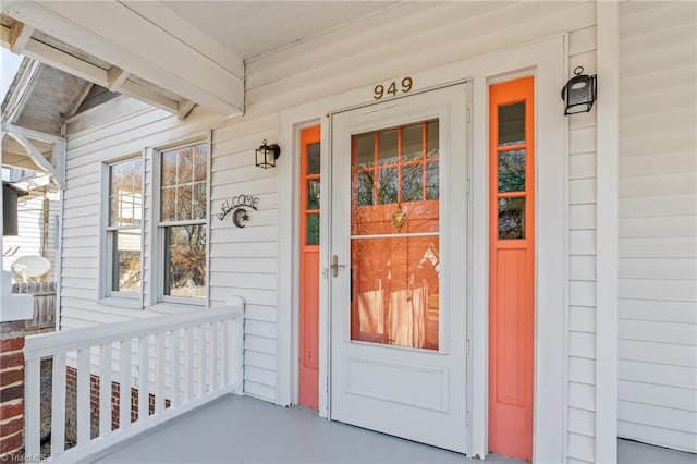 property entrance featuring a porch