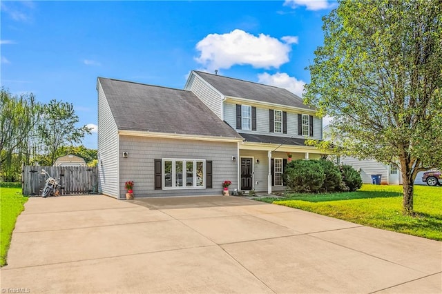 view of front of property featuring a front lawn