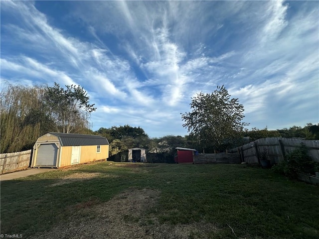 view of yard with an outdoor structure