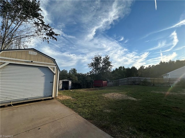 view of yard with an outdoor structure and a garage