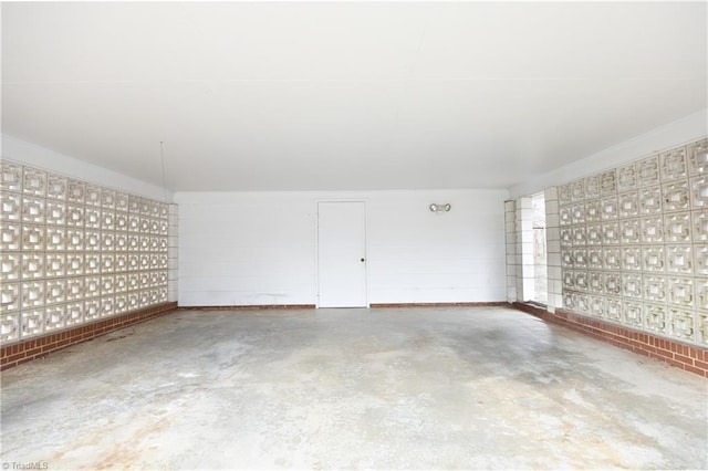 empty room featuring concrete flooring