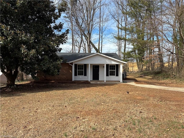 view of front of home featuring a porch and a front yard