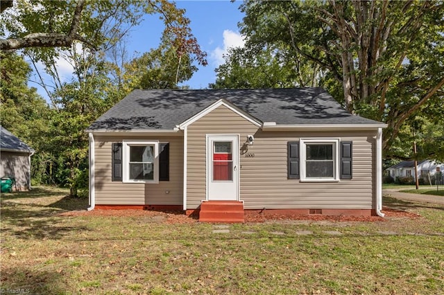 bungalow featuring a front lawn