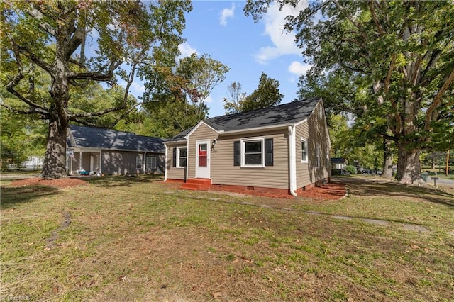 view of front of property featuring a front yard