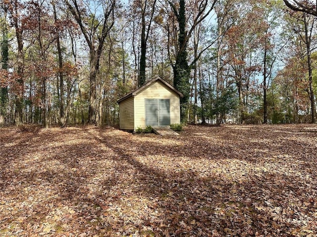 view of yard featuring an outbuilding