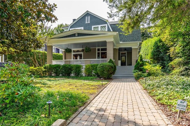 view of front facade featuring a front lawn and covered porch