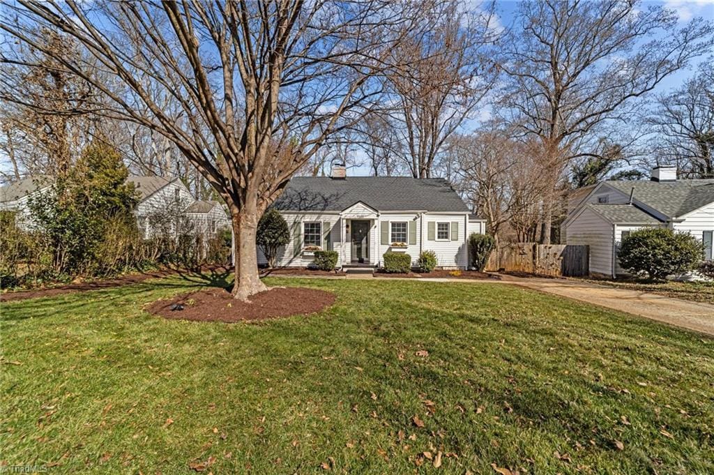 view of front of property with a front yard