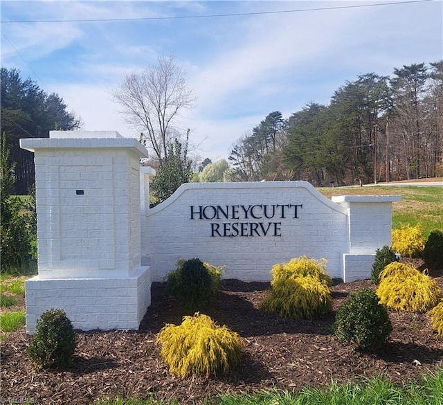 view of community / neighborhood sign